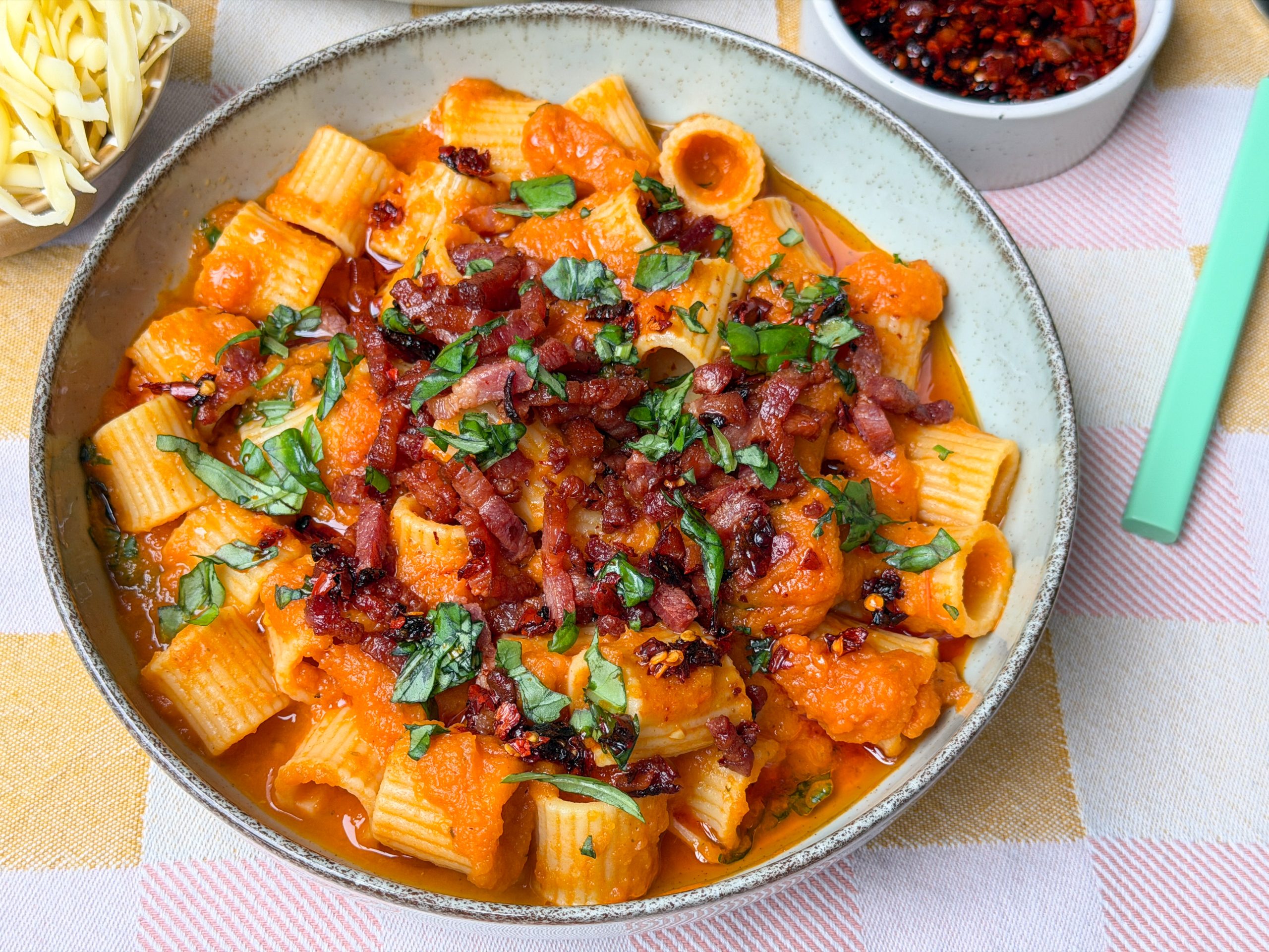 Pasta met pompoensaus recept, geserveerd met krokante spekjes