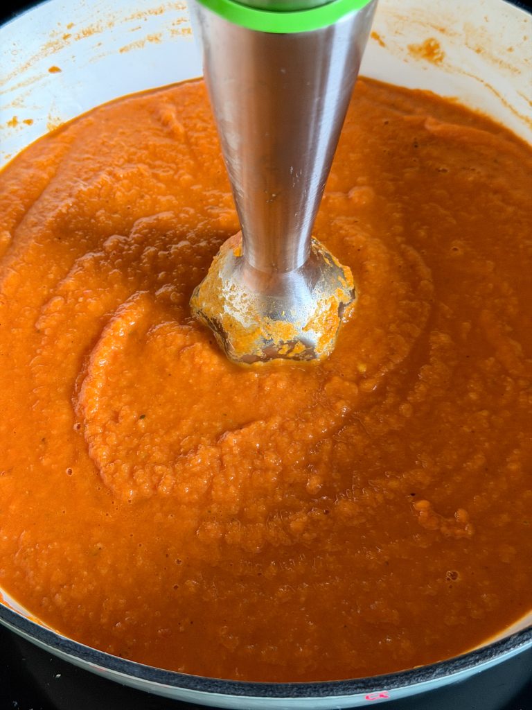 pompoensaus pureren met staafmixer.