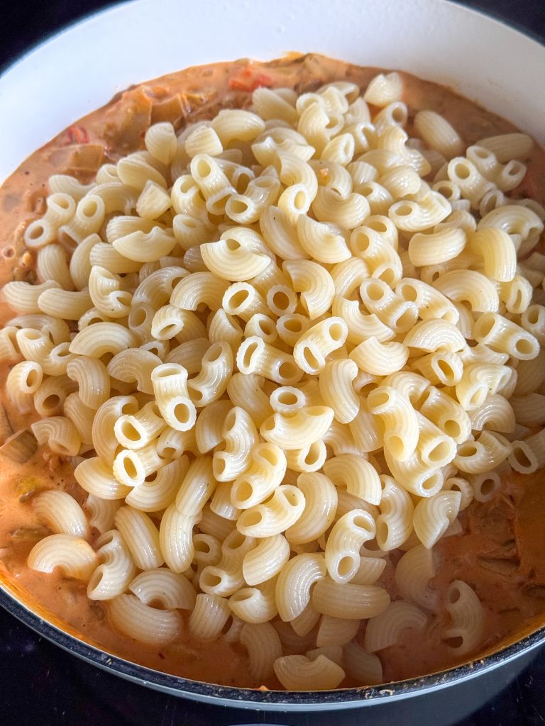 Gekookte pasta mengen door de romige witlof saus