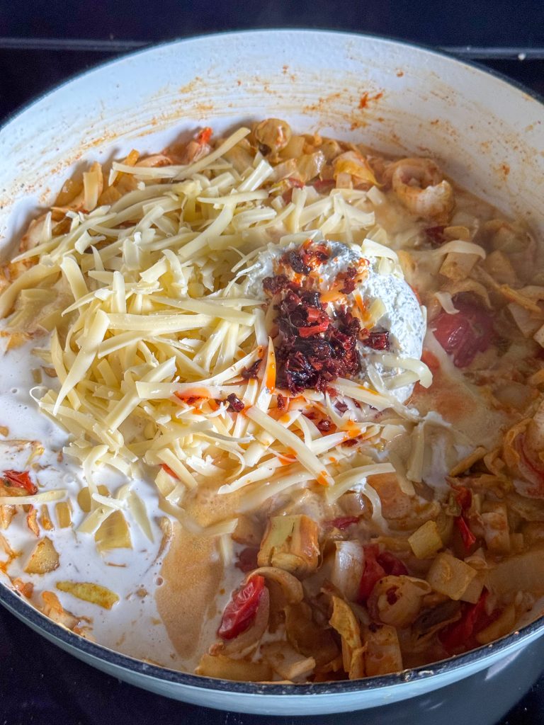 Room, kruidenroomkaas, crispy chili olie en kaas toevoegen