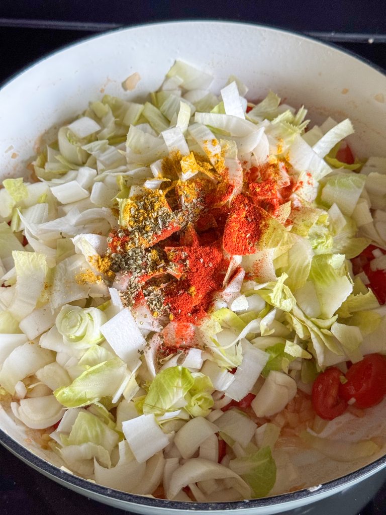 Witlof en kruiden toevoegen