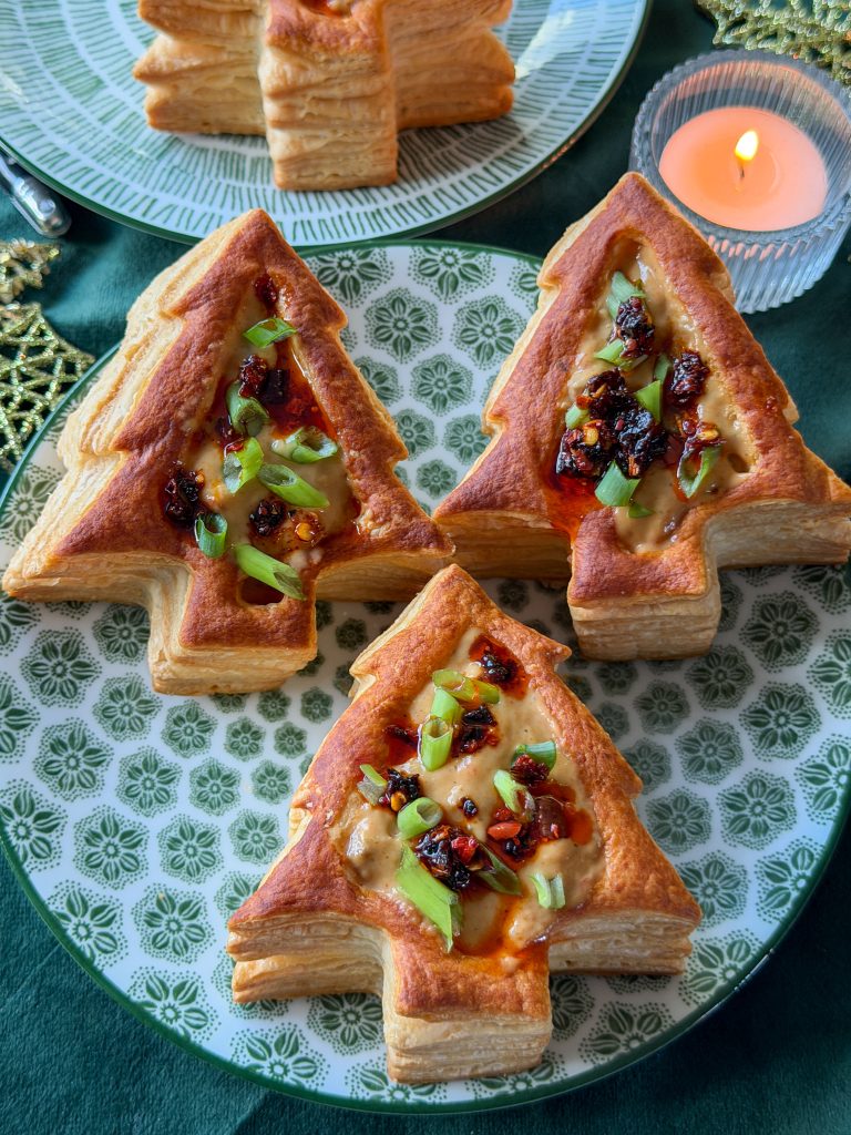 Pasteitjes met saté ragout, bosui en crispy chili olie