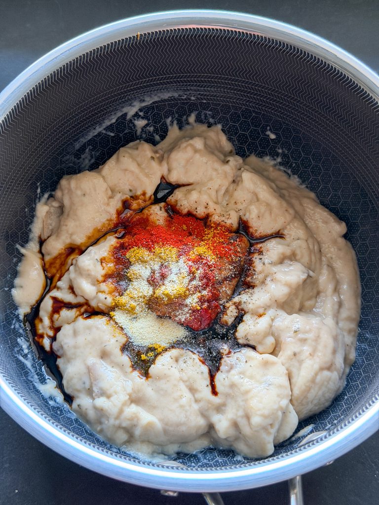 ragout mengen met pindakaas, ketjap manis, sambal en specerijen in een pan