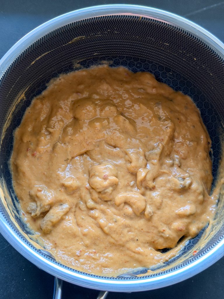 Romige saté ragout rustig verwarmd in de pan