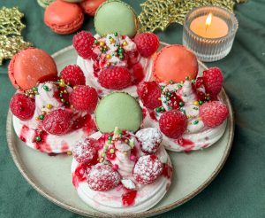 Pavlova met mascarpone, frambozen en macaron feestelijk kersttoetje op rond bord