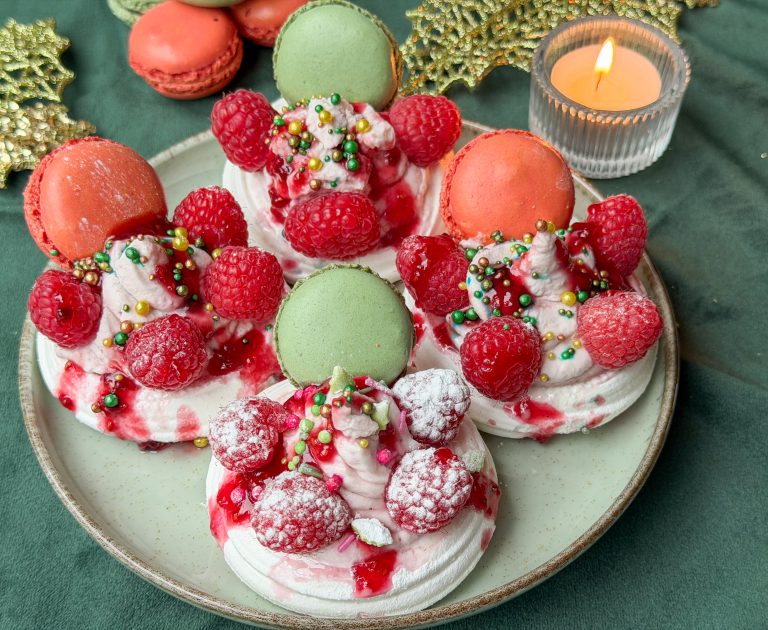 Pavlova met mascarpone, frambozen en macaron feestelijk kersttoetje op rond bord