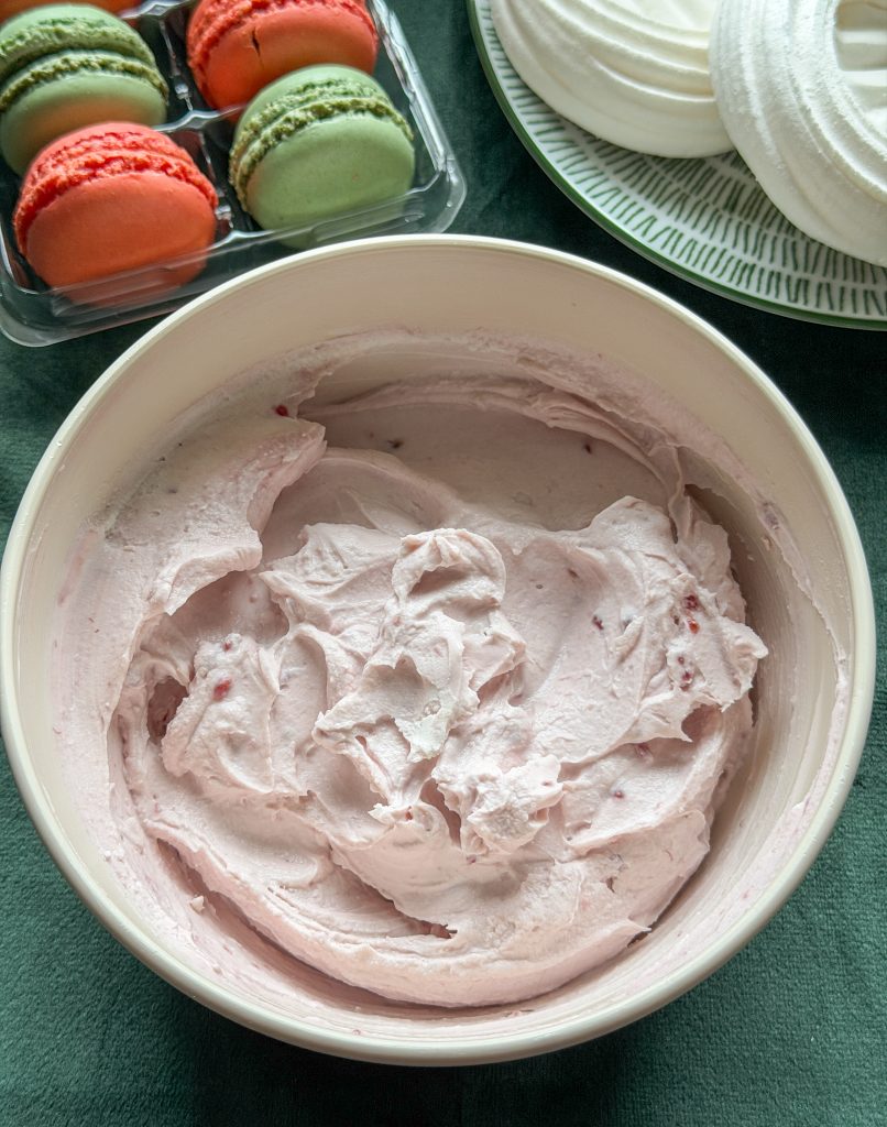 Romige frambozen-mascarponecrème na het mengen
