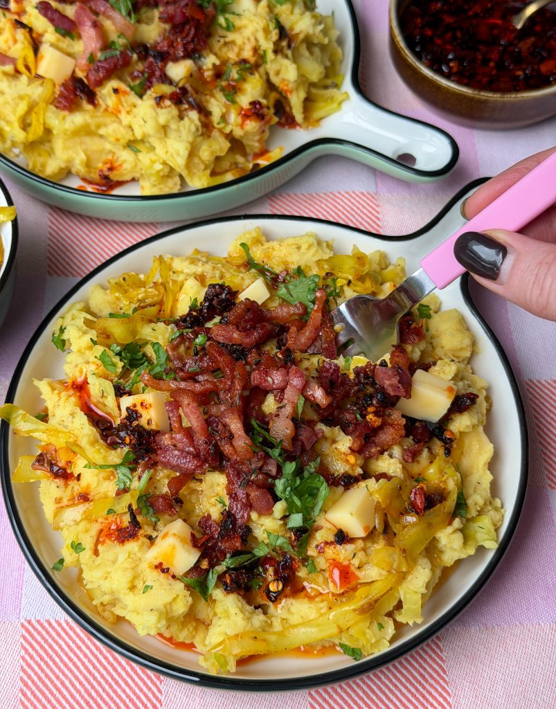 Spitskool stamppot met kerrie, spekjes en kaas - recept uit weekmenu 2 