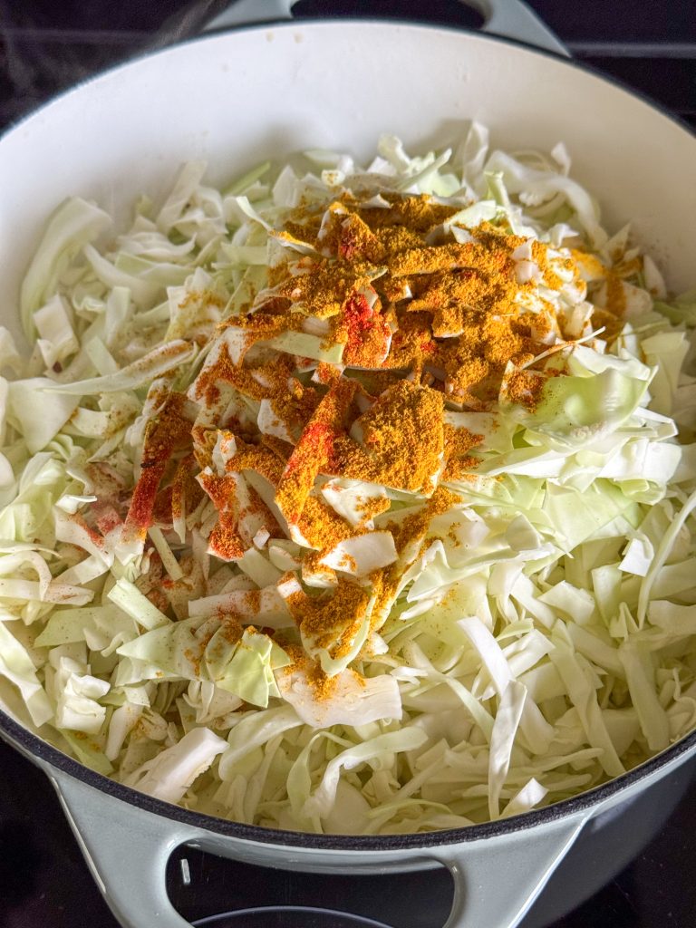 Spitskool, kerrie en paprikapoeder toevoegen