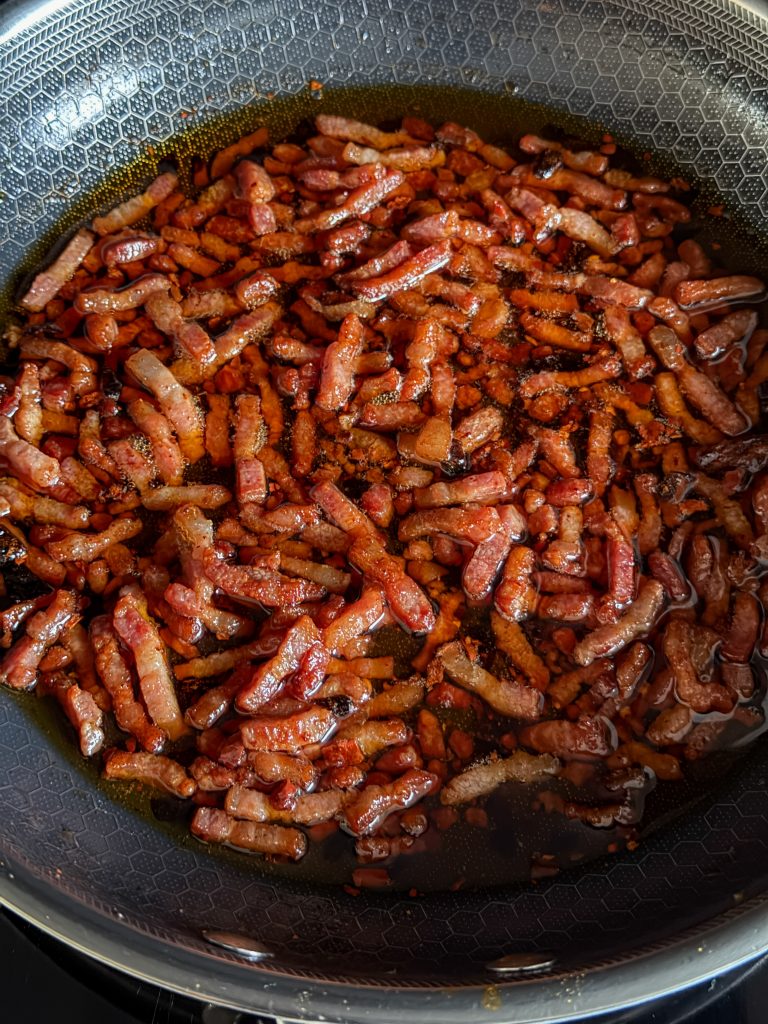 Spekjes krokant bakken met crispy chili olie