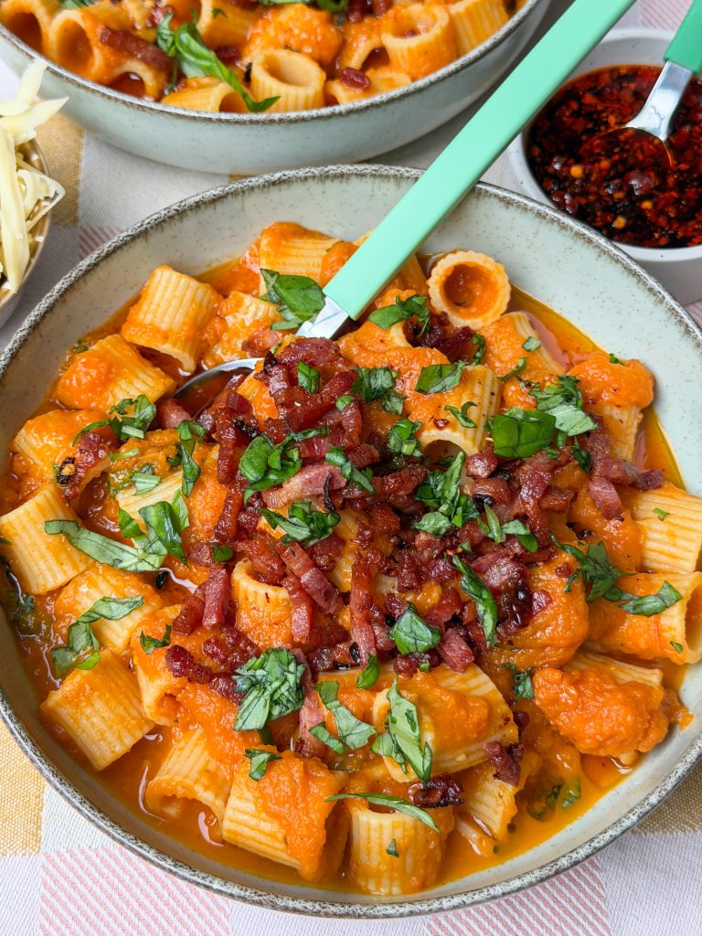 Bord pasta in pompoensaus en krokante spekjes