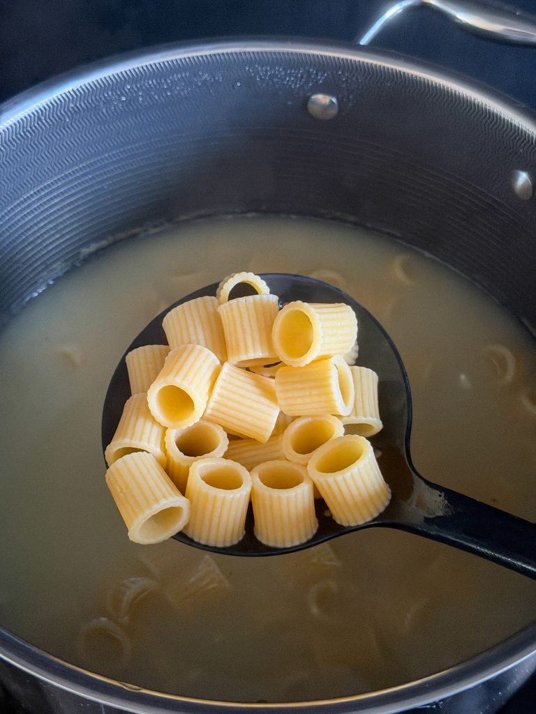 Pasta in bouillon al dente koken