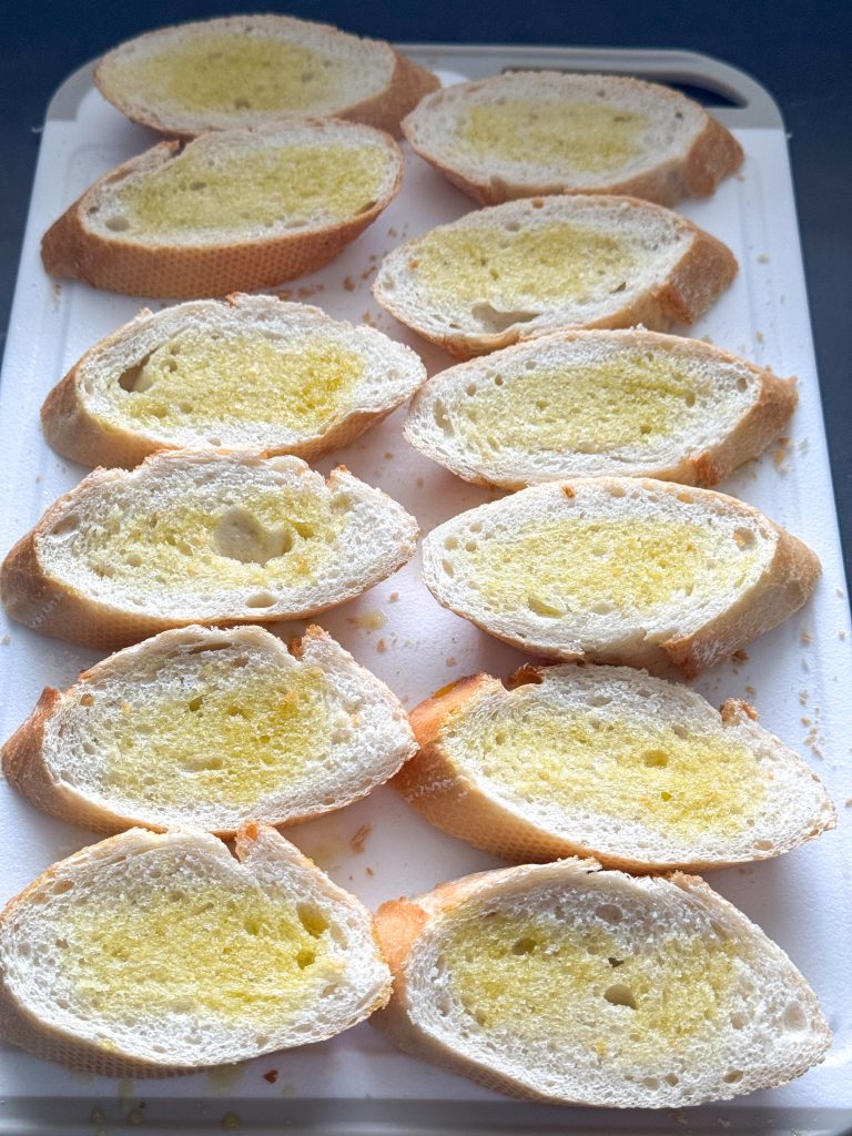 Stokbrood snijden en insmeren met olie