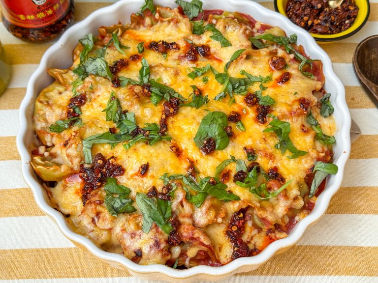 Ovenschaal met tortellini ovenschotel met kaas en crispy chili olie uit weekmenu 50