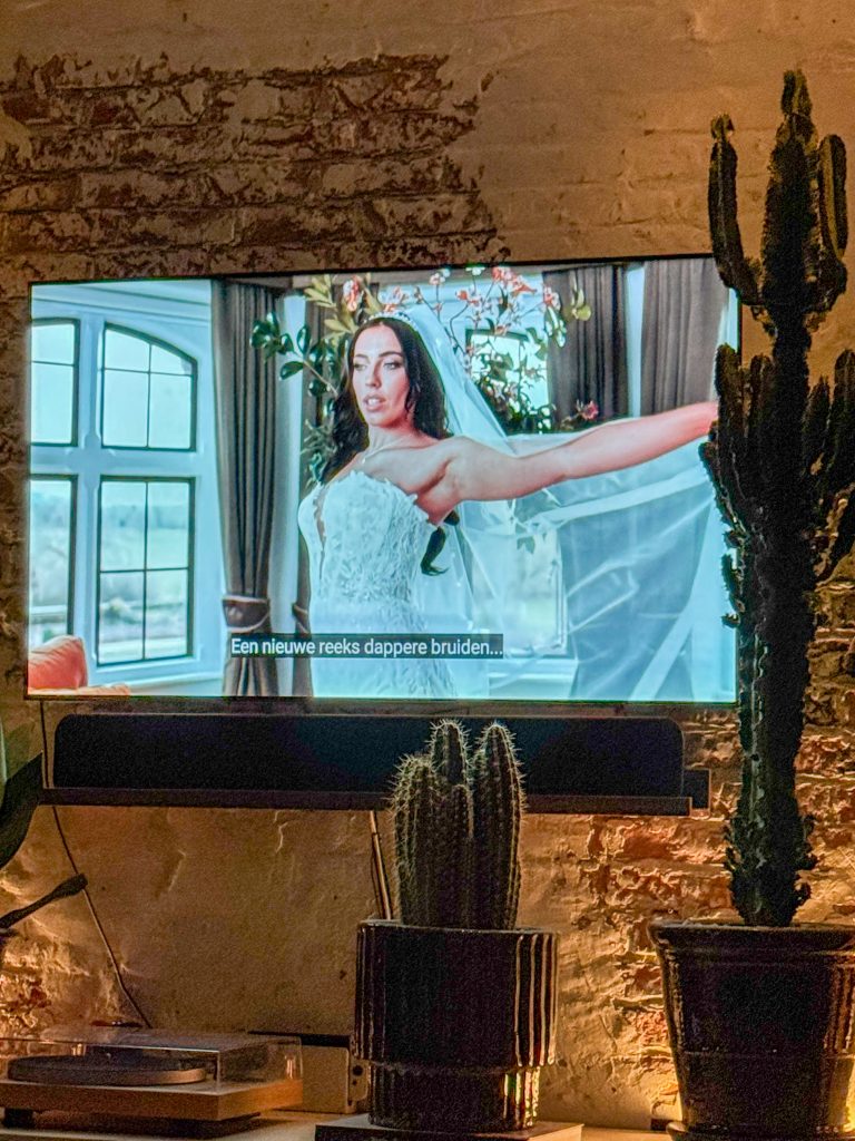 Televisiescherm met een scène uit een bruidsprogramma