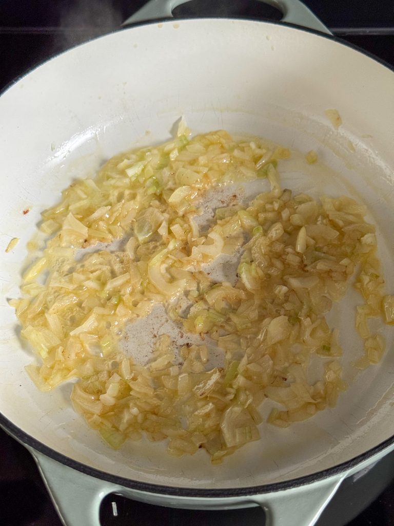 ui en knoflook kort aanfruiten 