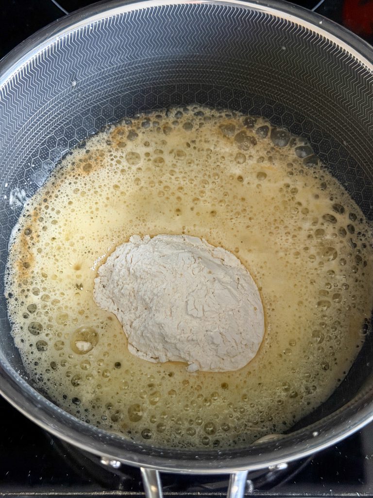 bloem toevoegen aan gesmolten boter voor bechamelsaus