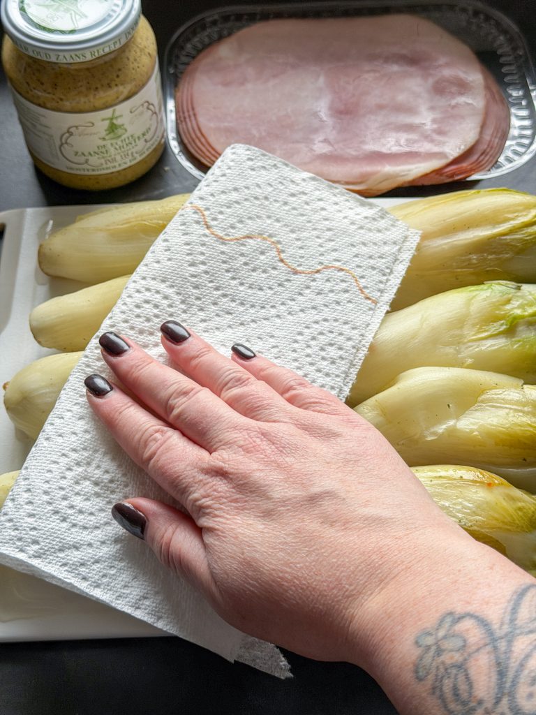 Gekookte witlof droogdeppen