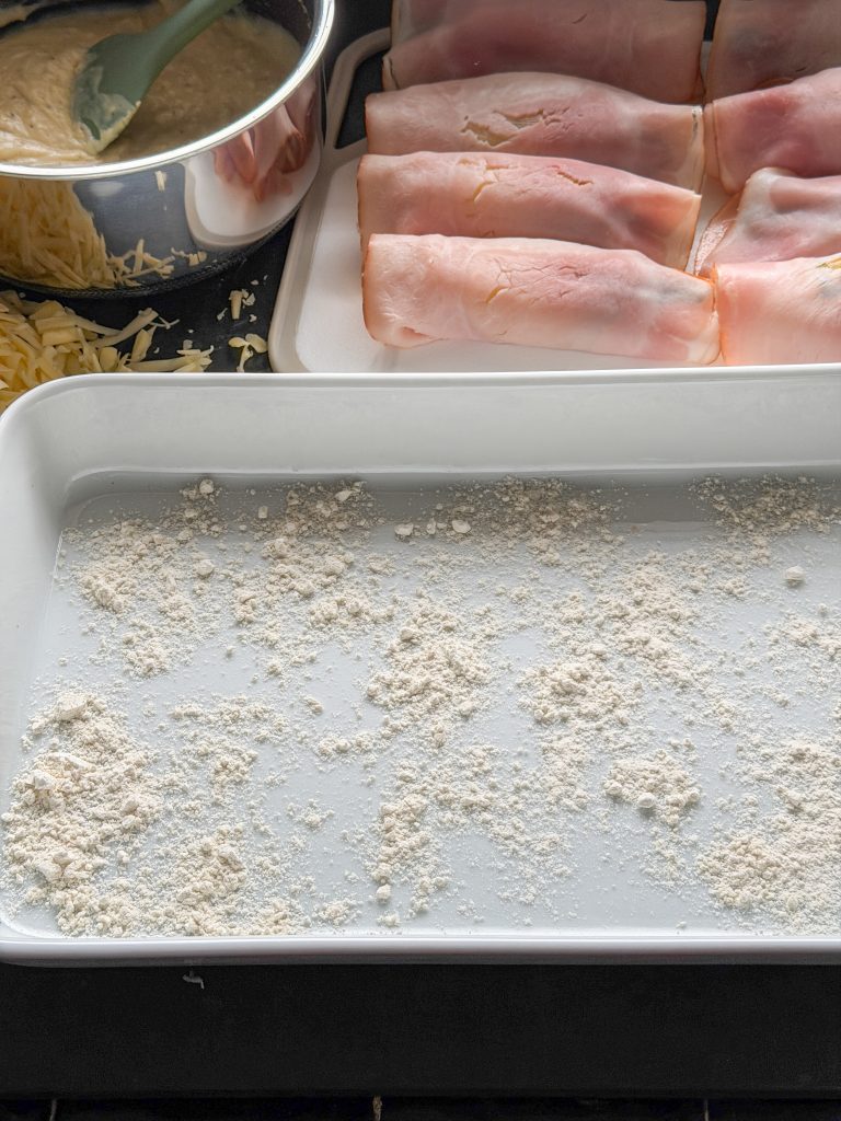 ovenschaal met bloem bestrooien