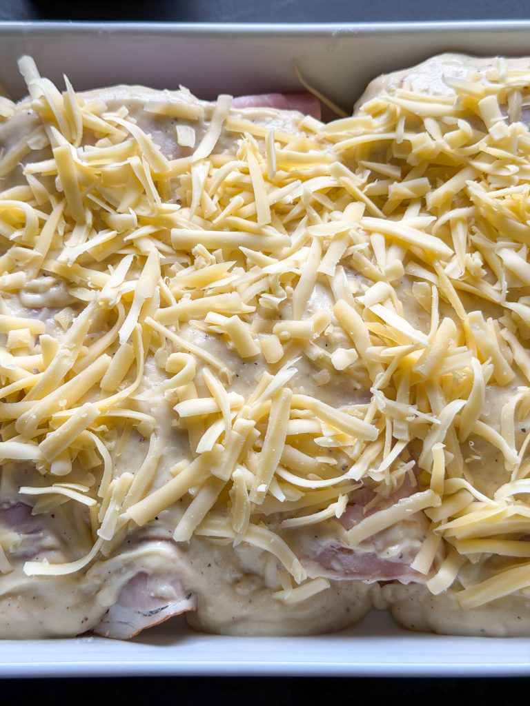 witlof met ham in ovenschaal bedekt met bechamelsaus en kaas