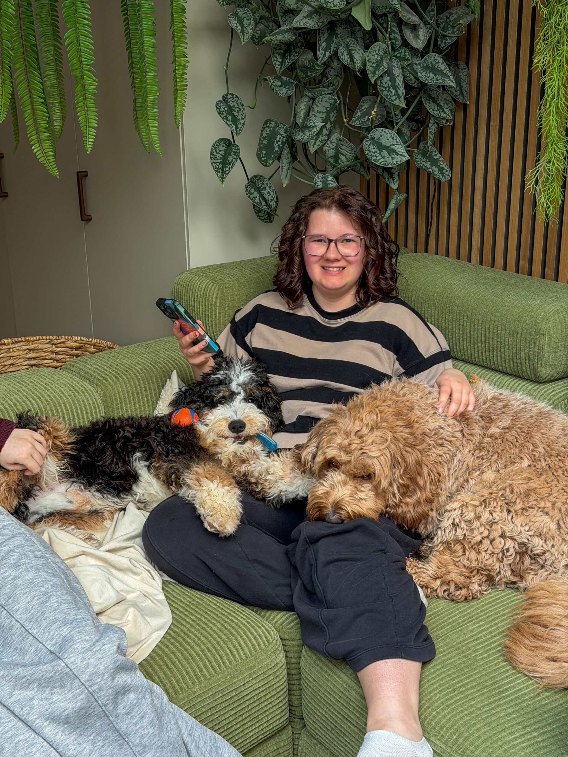 Beaudine zit op de bank met Legend en Teun