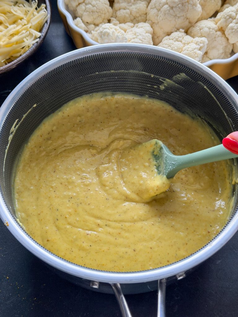 Kruidige zelfgemaakte bechamelsaus met kaas