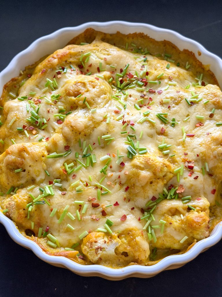 Goudbruine bloemkool ovenschotel met bechamelsaus en gesmolten kaas