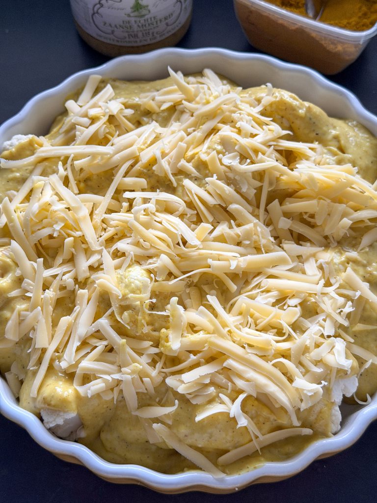 Bloemkool ovenschotel met bechamelsaus en kaas voordat het in de oven gaat