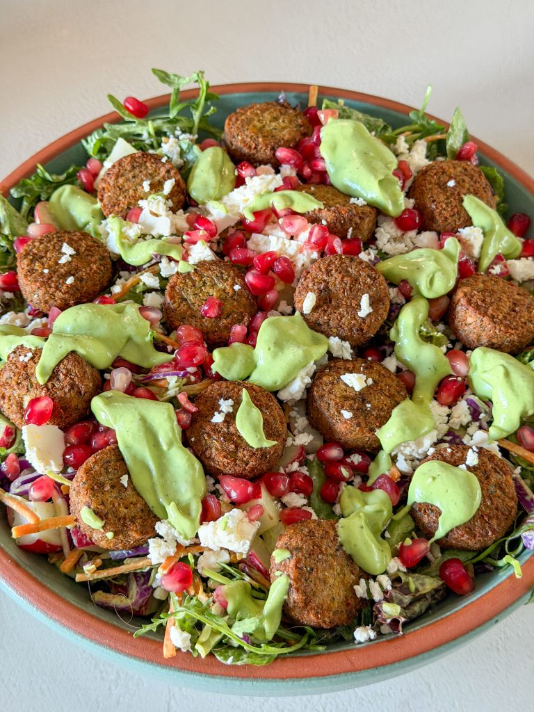 Falafel salade met avocado-yoghurtdressing, feta en granaatappelpitjes