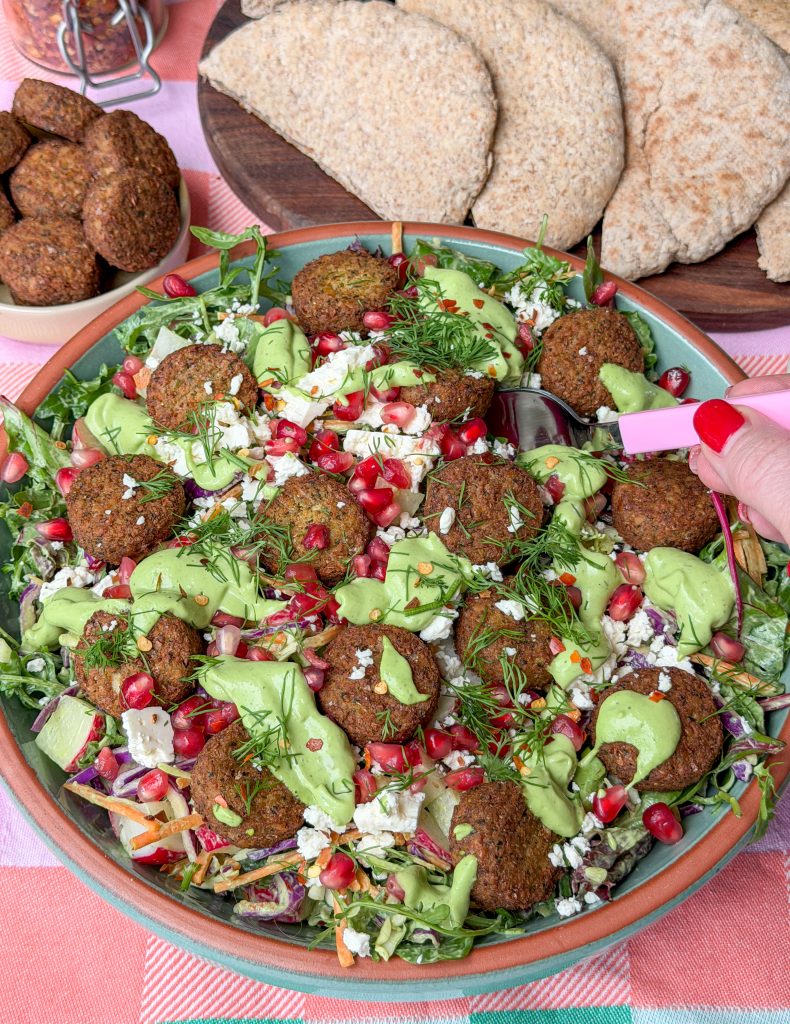 Falafel salade met avocado-yoghurt dressing