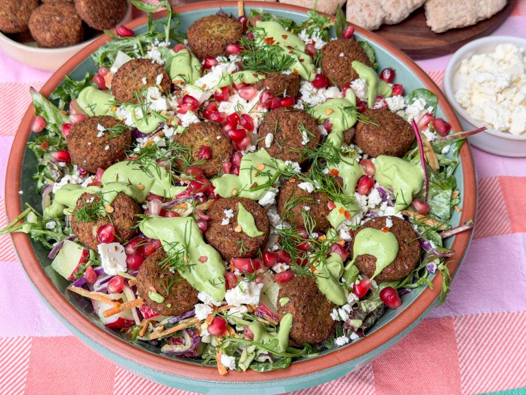 Falafel salade met romige avocado-yoghurt dressing, feta en granaatappel