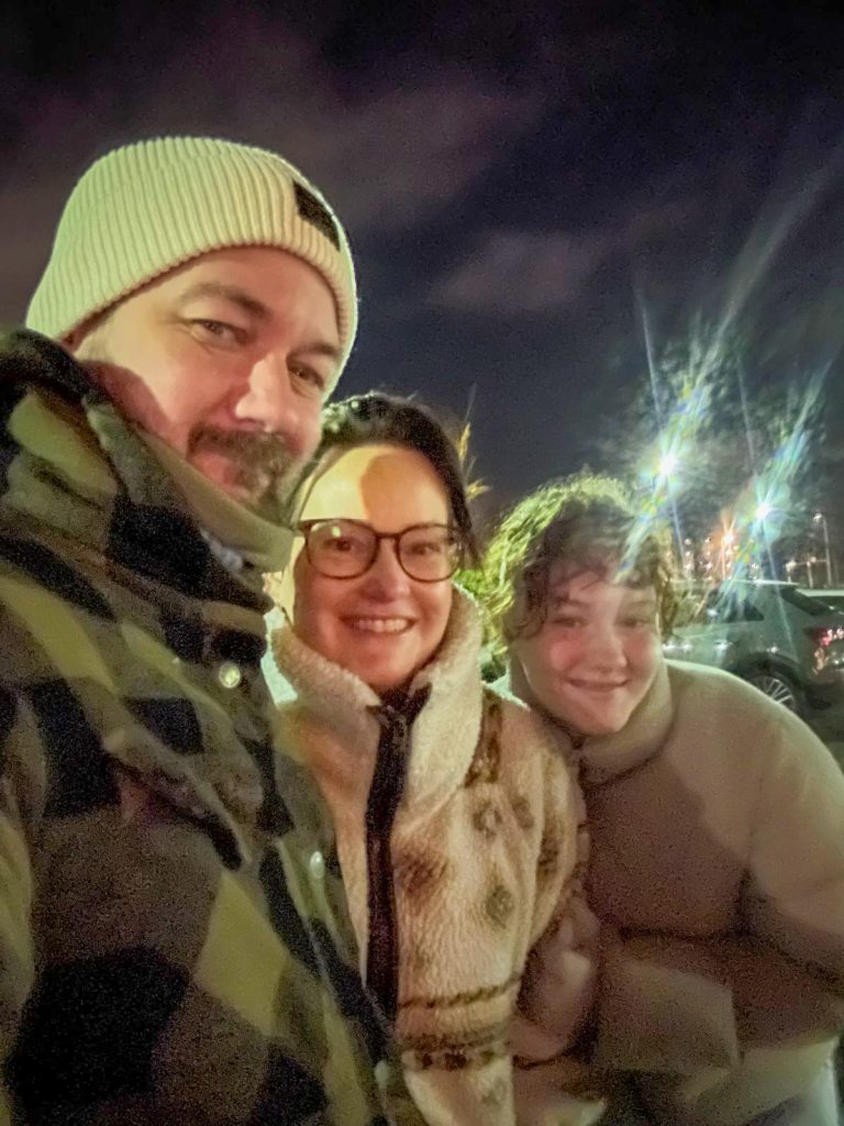 Jan-willem, Marie-Louise en Amaranthe staan in de rij voor oliebollen