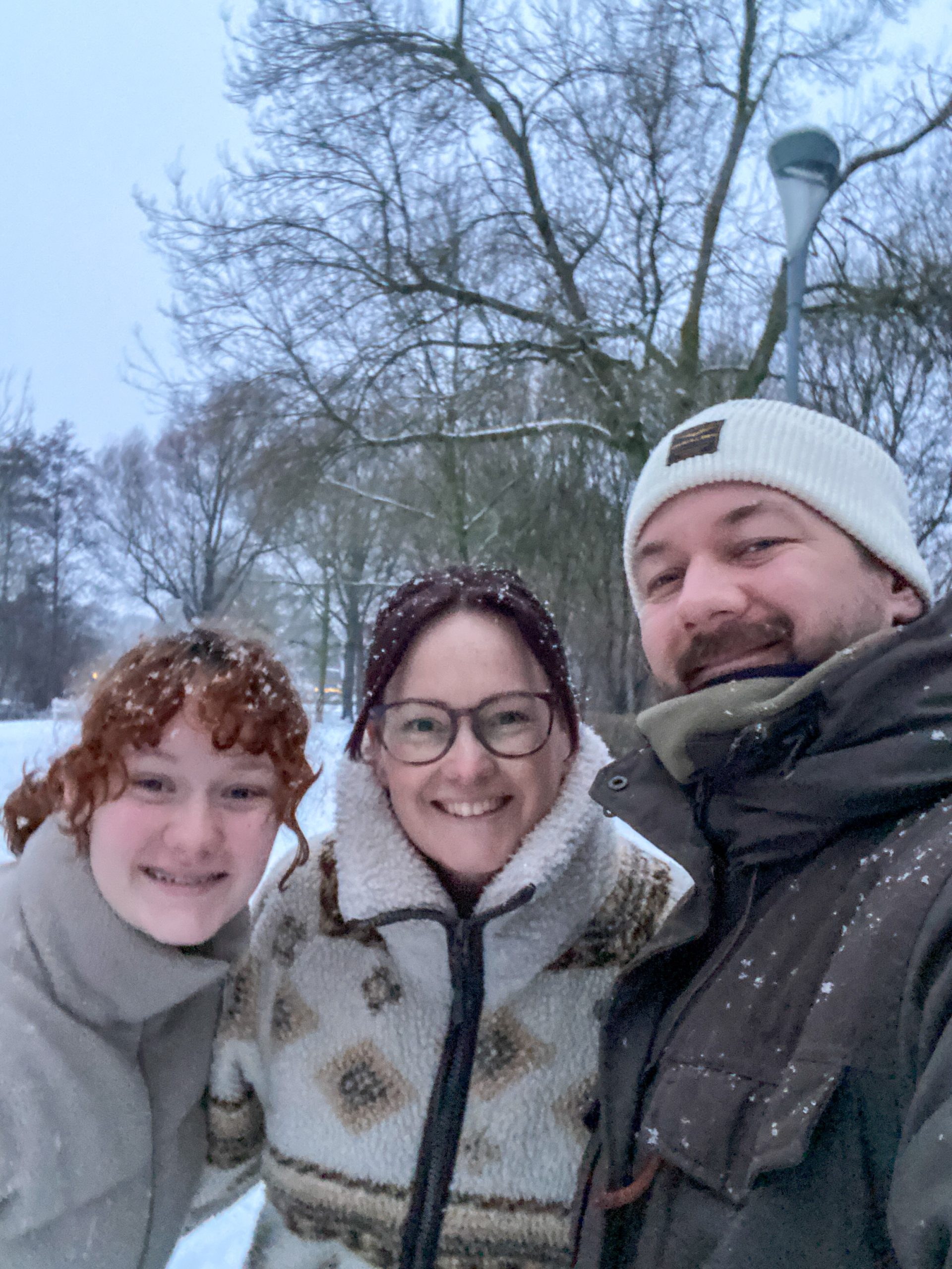 Gezin maakt een selfie tijdens een wandeling in de sneeuw op een winterse dag.