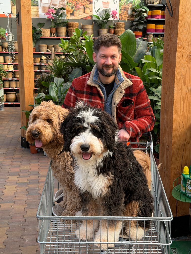 Jan Willem met Legend en Teun in een winkelkar in het tuincentrum