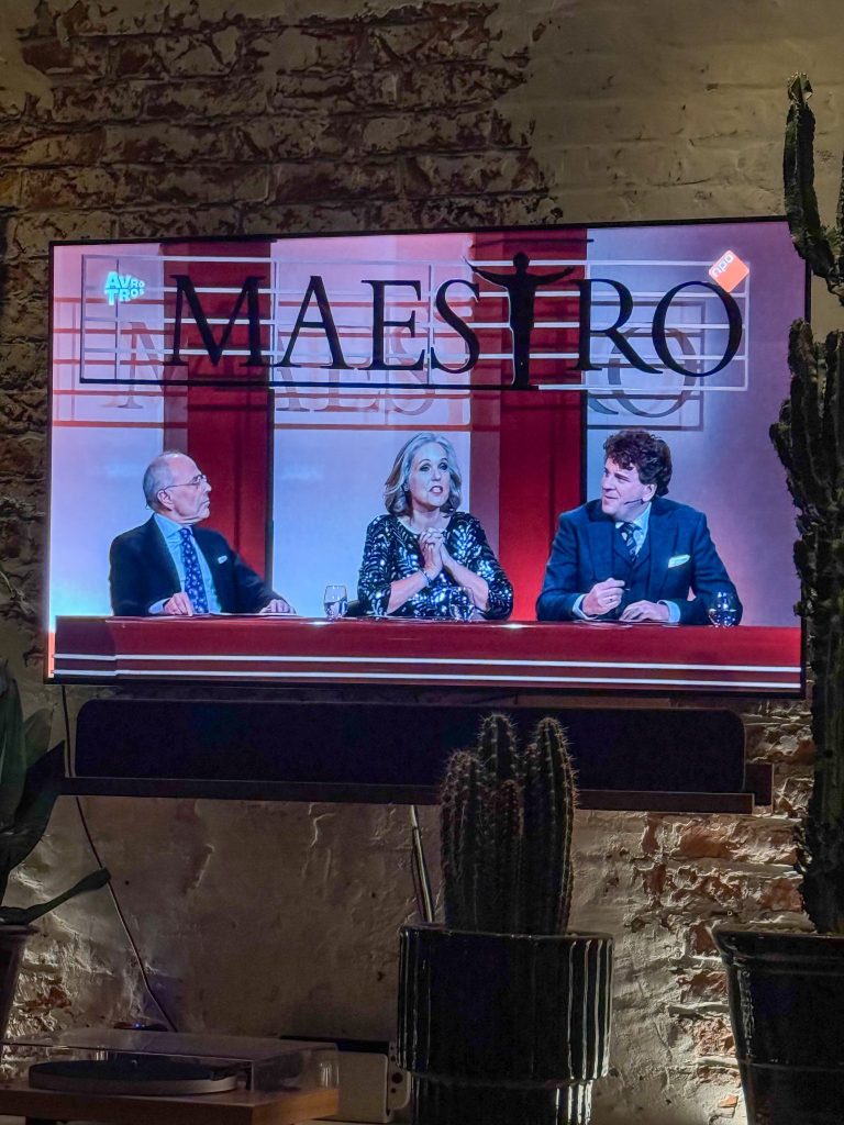 Televisie met het programma Maestro in de woonkamer