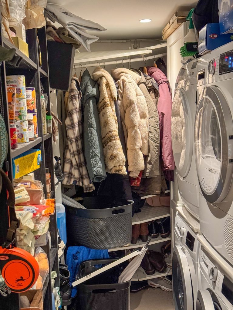 Kapstok die is omgevallen in de bijkeuken