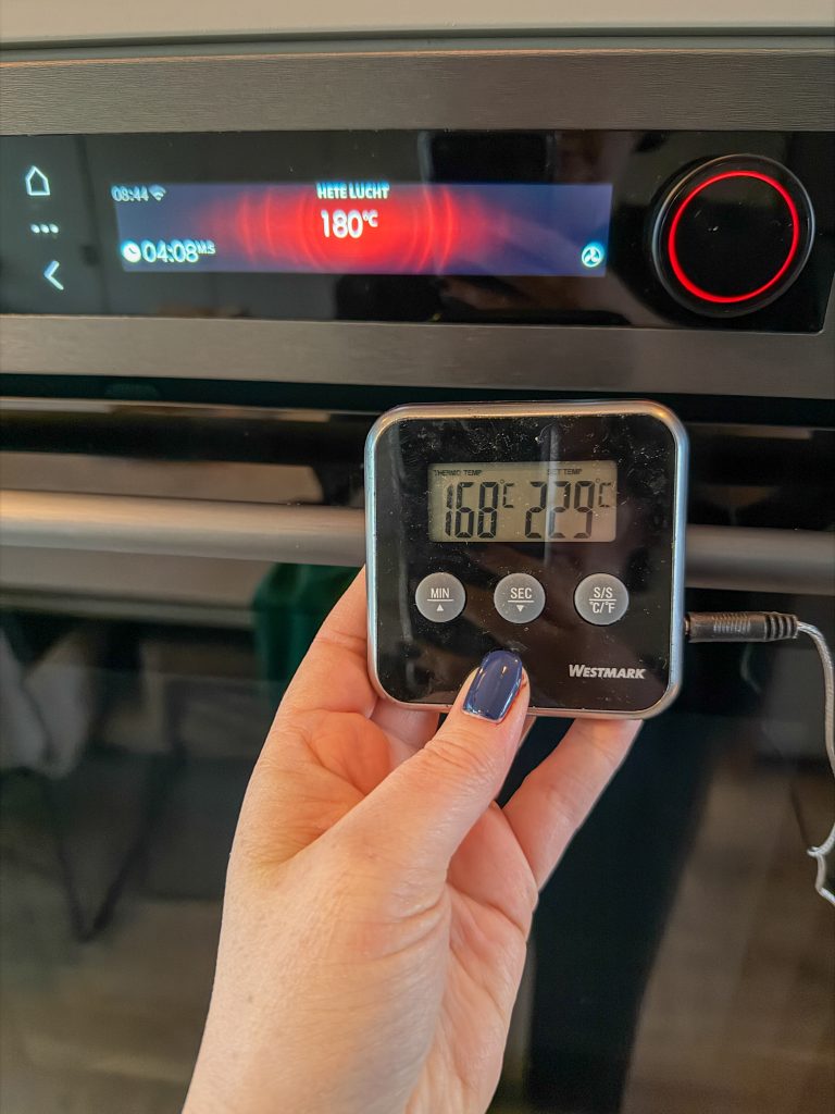 Kapotte oven meten met een thermometer