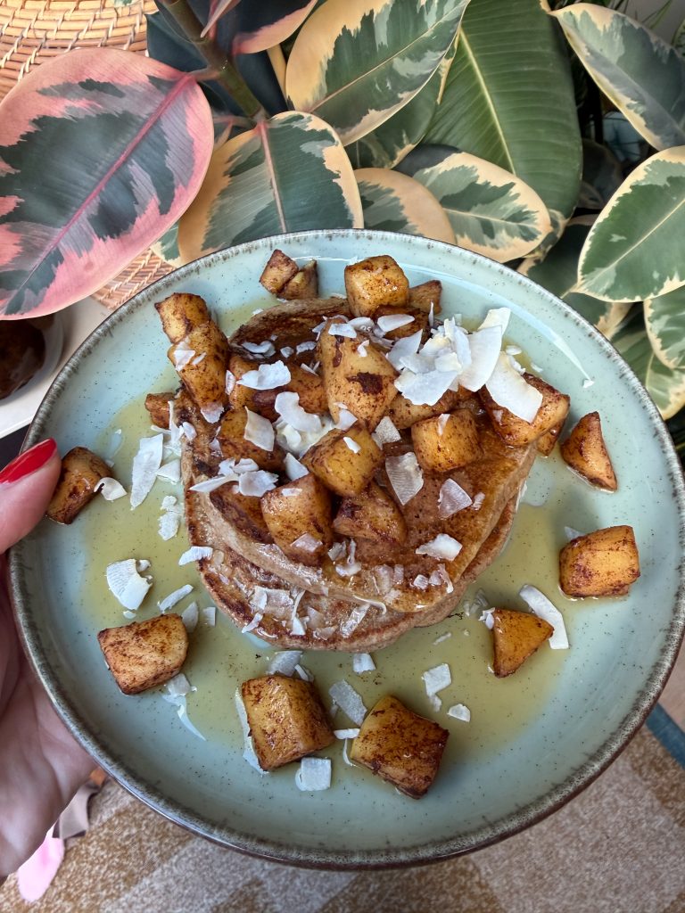 Close-up van pannenkoeken met appel en kokos op een bord