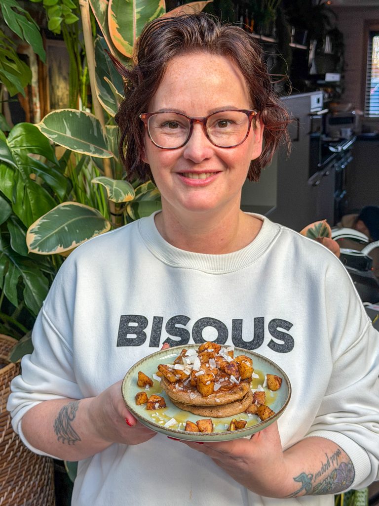 Marie Louise poseert met een bord pannenkoeken met gebakken appel