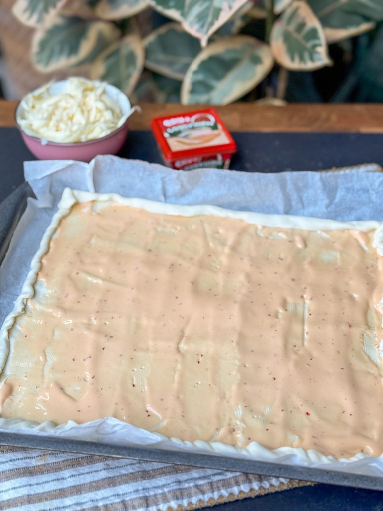 Bladerdeeg insmeren met pittige smeerkaas
