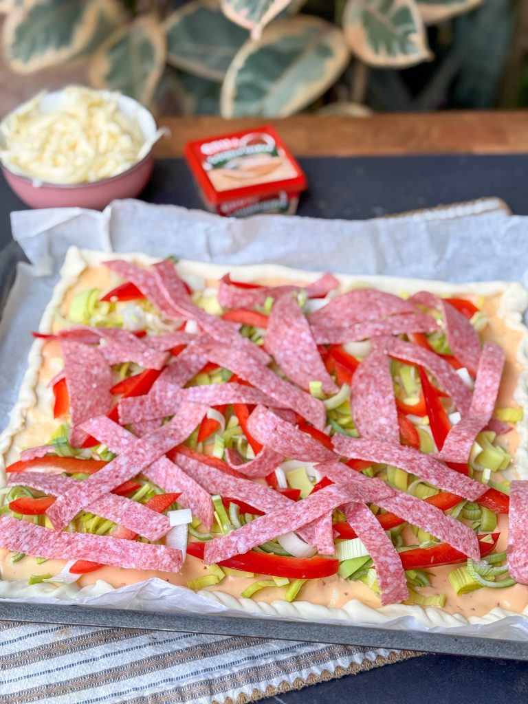 Bladerdeeg beleggen met prei, paprika en salami