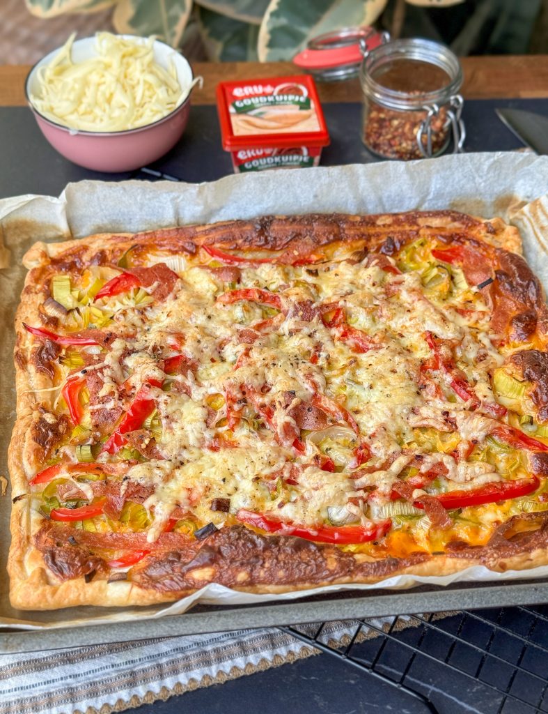 Plaattaart met pittige smeerkaas afgebakken in de oven