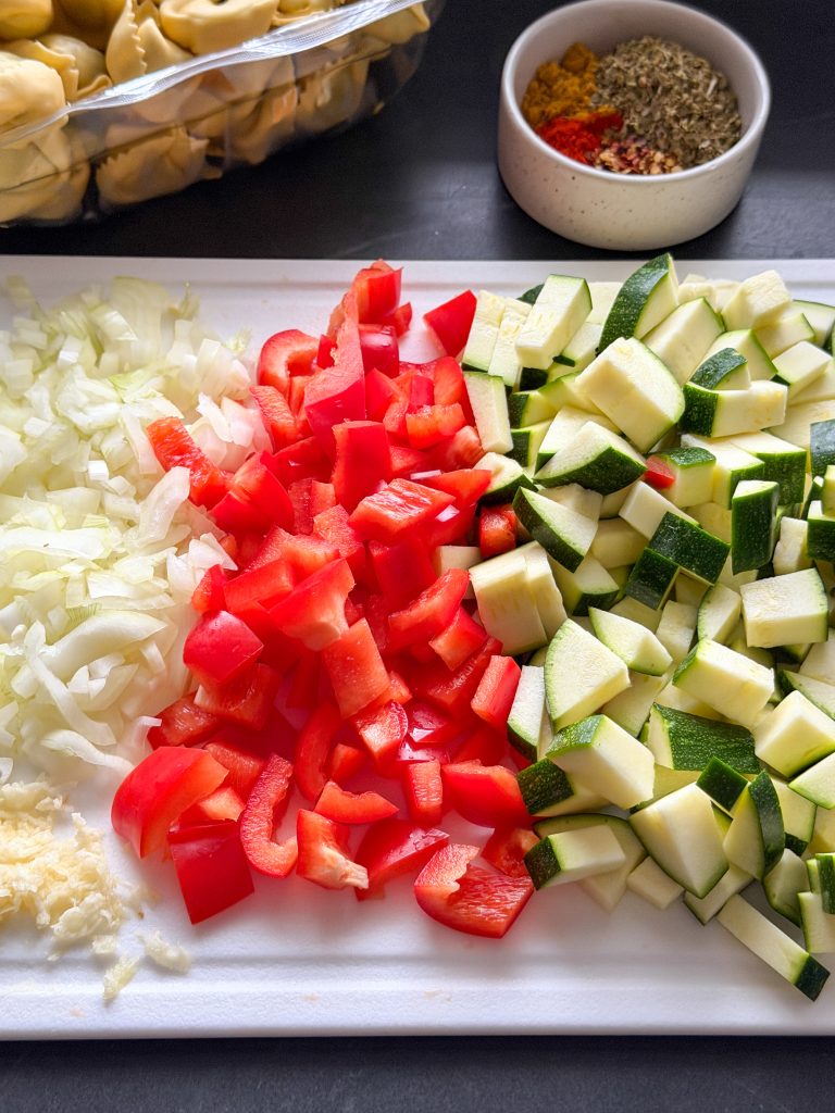 Groenten snijden voor de ovenschotel met ravioli