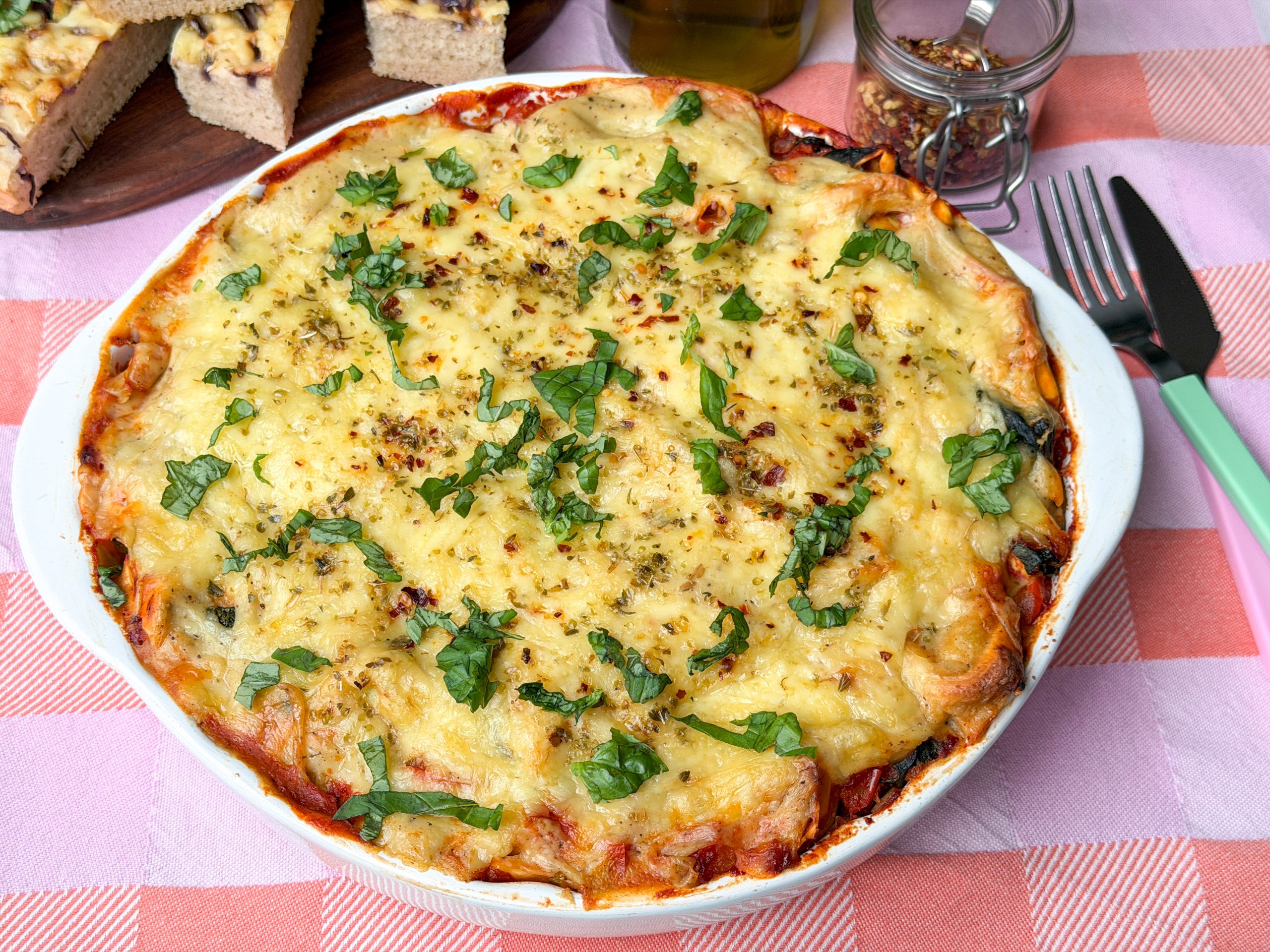 Ravioli ovenschotel met bechamelsaus en gesmolten kaas uit de oven