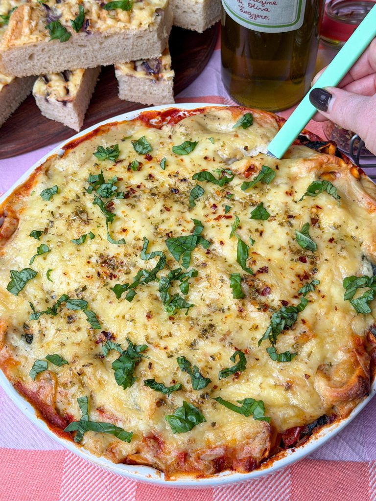 Ovenschotel met bechamelsaus, klaar om op te scheppen