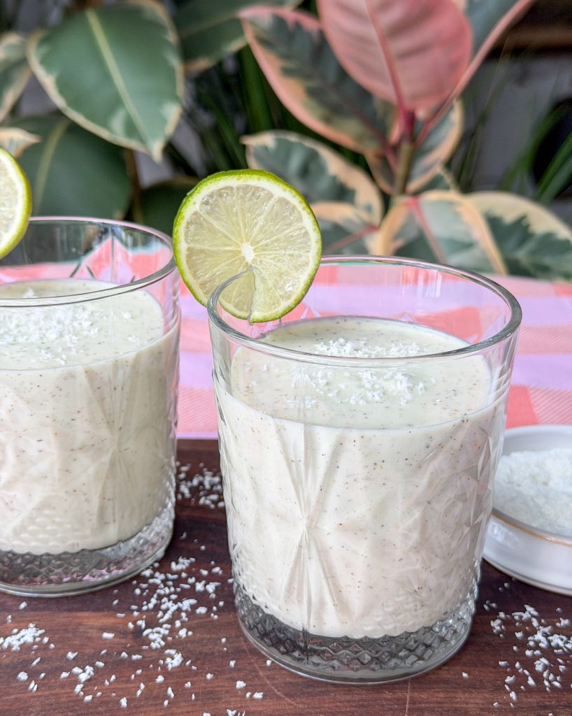 Romige smoothie met kiwi en banaan van dichtbij