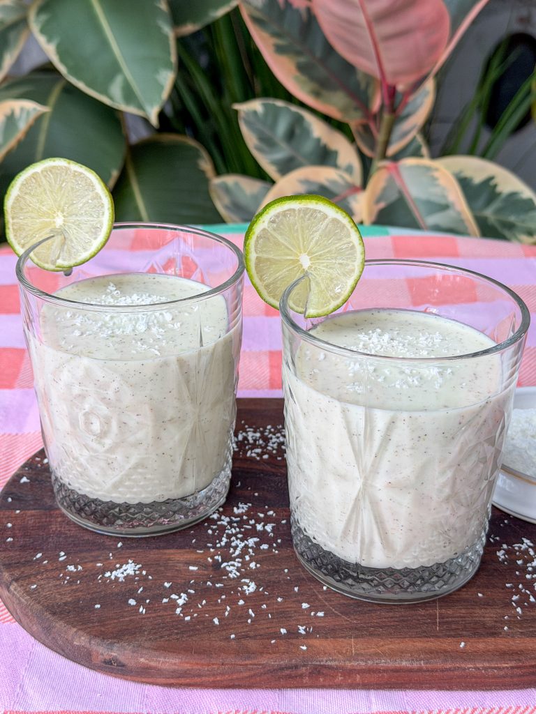 Smoothie met kiwi en banaan met limoen en kokosrasp