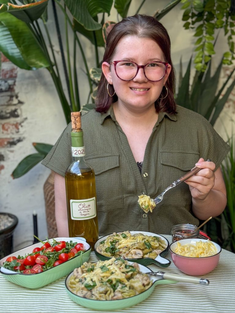 Pasta met champignons in romige Boursin saus geserveerd aan tafel