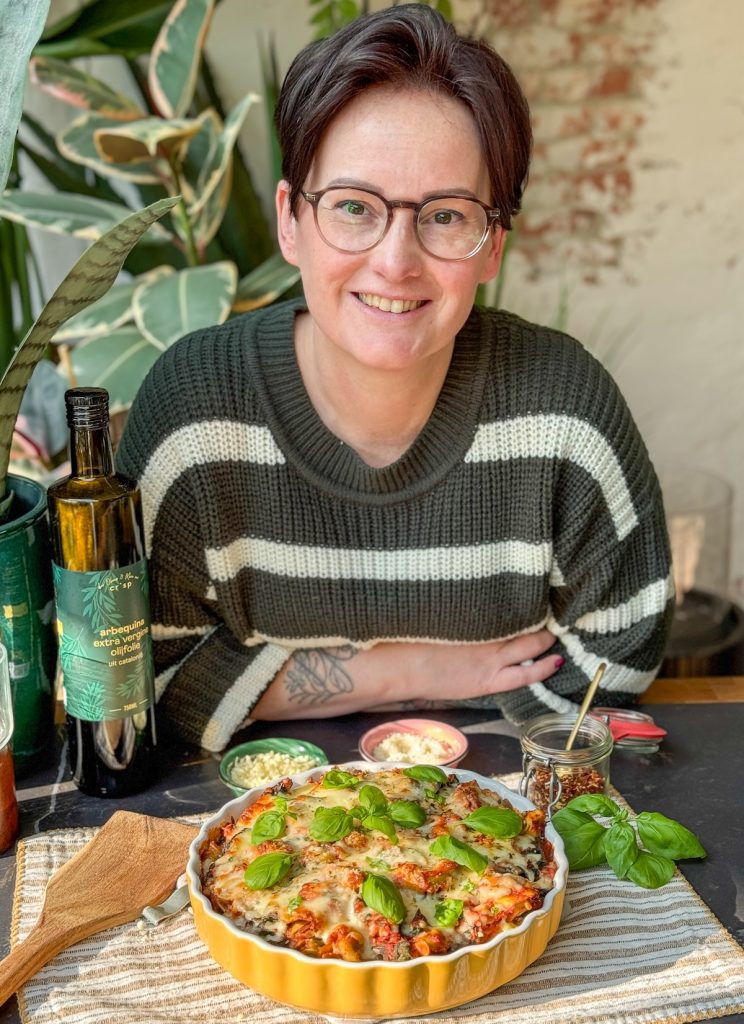 ovenschotel met pasta en kaas geserveerd in ovenschaal aan tafel
