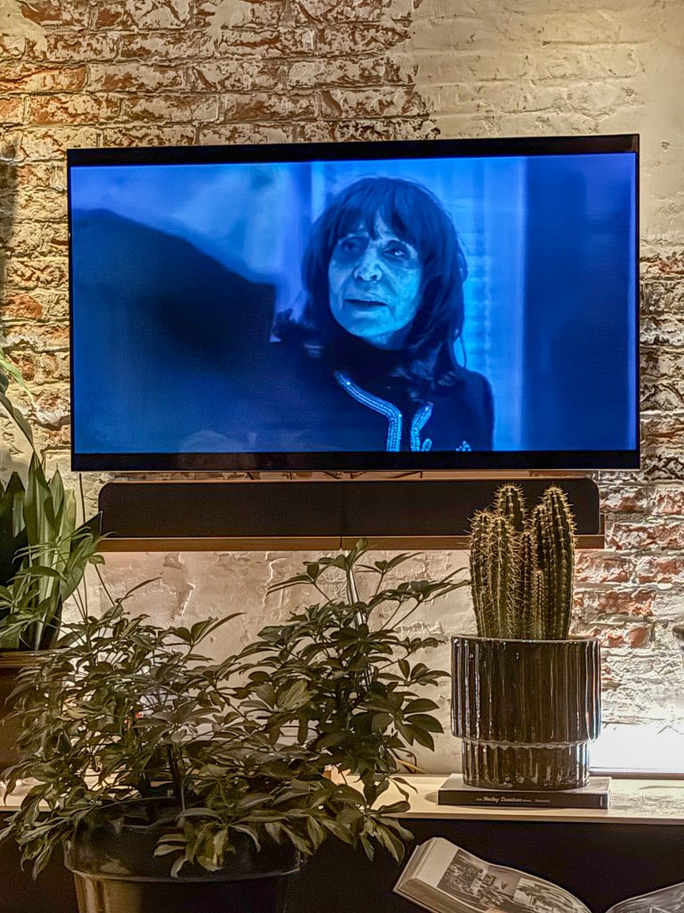 Avondmoment in de woonkamer met de tv aan